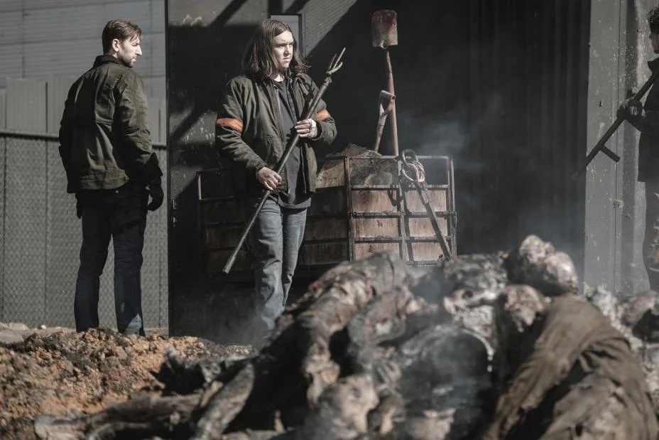 Silas con gli abiti da lavoratore nei centri abbattimento in The Walking Dead: World Beyond | Foto: Steve Swisher/AMC